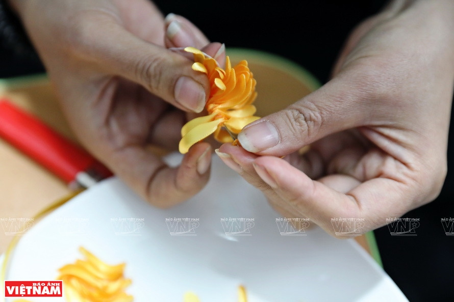 Les pétales sont cousues à la main. Photo : VNA