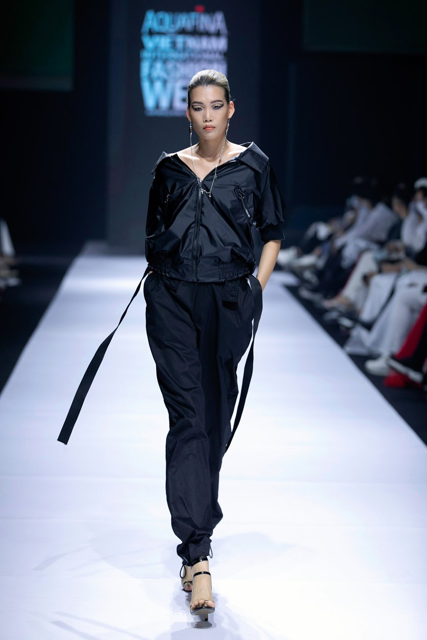 Le traitement de matières pourLa collection de Nguyên Tiên Truyên est comme une chanson de couleur, de lumière, de matériaux musicaux et de techniques de traitement, surtout affiche la jeunesse, et donne un nouvel angle de vue sur la mode de rue. Photo : VietnamPlus