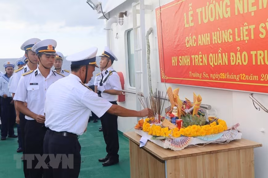 Des soldats de la brigade navale 146 offrent de l'encens pour rendre hommage aux soldats tombés dans la bataille de Gac Ma. Photo : VNA