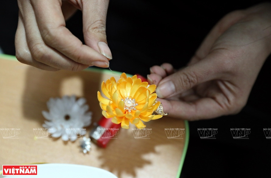 Le processus demande l'utilisation d’autres matières premières. Photo: Vietnam Illustré