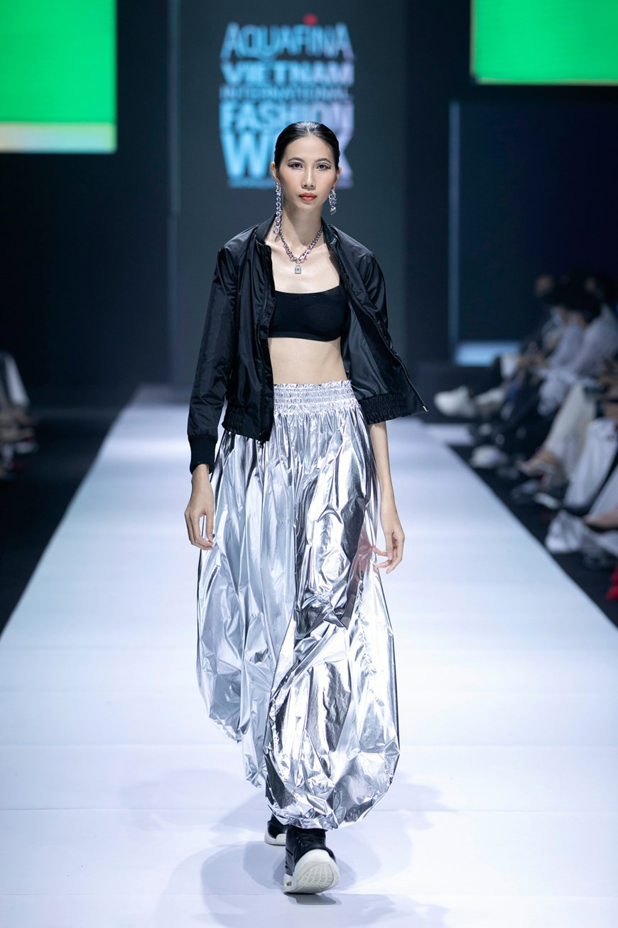 La collection comprend 40 modèles, dont 20 looks pour hommes, 20 looks pour femmes. C'est une histoire sur une rue pleine de croyance et d'ambition. Photo : VietnamPlus