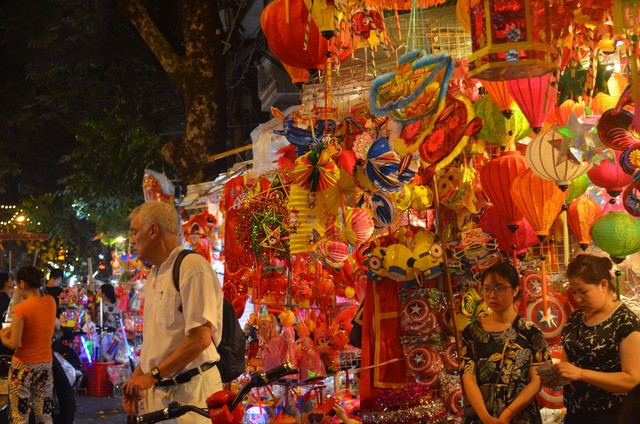 La rue Hàng Ma le soir. Photo : http://vtv.vn.