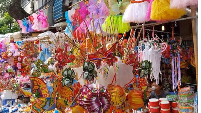 Les jouets coûtent entre 50.000 et 200.000 dôngs. Photo : VNA.