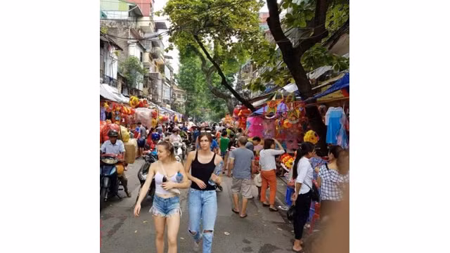 Pendant ces journées, le Vieux quartier de Hanoï voit défiler de nombreux touristes. Photo : VNA.