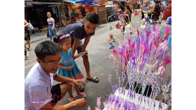 Cette année, les jouets traditionnels sont mis en avant. Les articles comme les lanternes, les lanternes en forme d’étoile et les masques ''fabriquées au Vietnam​'' se vendent tous très bien. Photo : VNA.