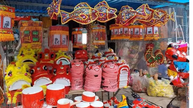 Si la Fête de la mi-automne des enfants n’​est que dans quelques jours, une ambiance animée et trépidante gagne peu à peu les rues de la capitale. Photo : VNA. 