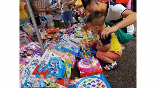 Les enfants ne quittent pas des yeux les jouets variés. Photo : VNA.