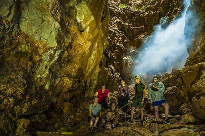 La grotte Thien Huong fait partie du complexe touristique Tam Coc - Bich Dong situé dans la commune de Ninh Hai, district de Hoa Lu, province septentrionale de Ninh Binh.
