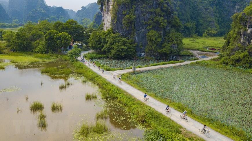Pour visiter ce paysage féerique, l’idéal est de faire une croisière sur plus de deux kilomètres ou de faire du vélo.