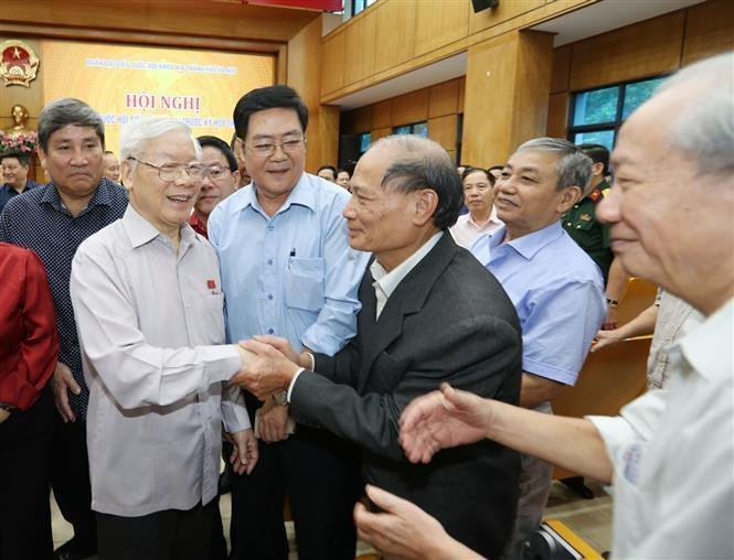 Le secrétaire général du Parti communiste du Vietnam et président de la République Nguyen Phu Trong ont rencontré de nombreux électeurs des arrondissements de Ba Dinh, Tay Ho et Hoan Kiem.