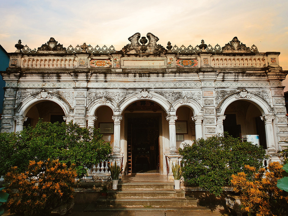 L'ancienne maison Huynh Thuy Le est une destination célèbre à Sa Dec. Construite en 1895, elle se compose de 3 espaces illustrant la culture typique de la région Sud-Ouest. Près de 2 siècles ont passé mais la maison est toujours intacte. Ce qui attire les visiteurs, c'est une histoire d'amour transfrontalière entre le propriétaire et une écrivaine française.