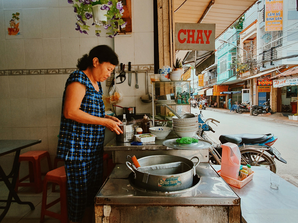 S’ils préfèrent la vie trépidante, les visiteurs peuvent visiter le marché Sa Dec, déguster des plats locaux tels que hủ tiếu (nouilles), bánh xèo (crêpe vietnamienne), fruits...
