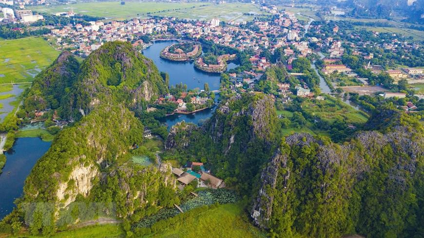 Situé à l'intérieur du complexe paysager de Trang An - site classé au patrimoine mondial, Tam Coc-Bich Dong abrite l'une des rizières les plus pittoresques du Vietnam, avec une voie navigable romantique et des montagnes karstiques.