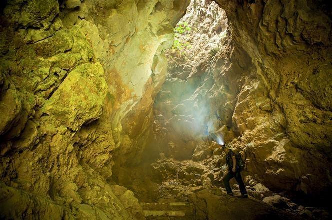 La lumière du soleil brillant à travers des trous du dôme de la grotte, crée un espace coloré et impressionnant.