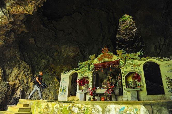La grotte Thien Huong fait 60 m de hauteur pour 40 m de longueur et 20 m de largeur. Le dôme de la grotte ressemble à une grosse cloche entourant l’autel de la reine Tran Thi Dung.