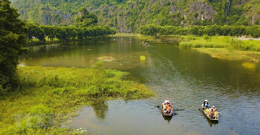 Lors d'une croisière sur la rivière Ngô Dông, vous voyez partout des roches karstiques émergeant de l’eau, de petits temples et de superbes champs de riz.