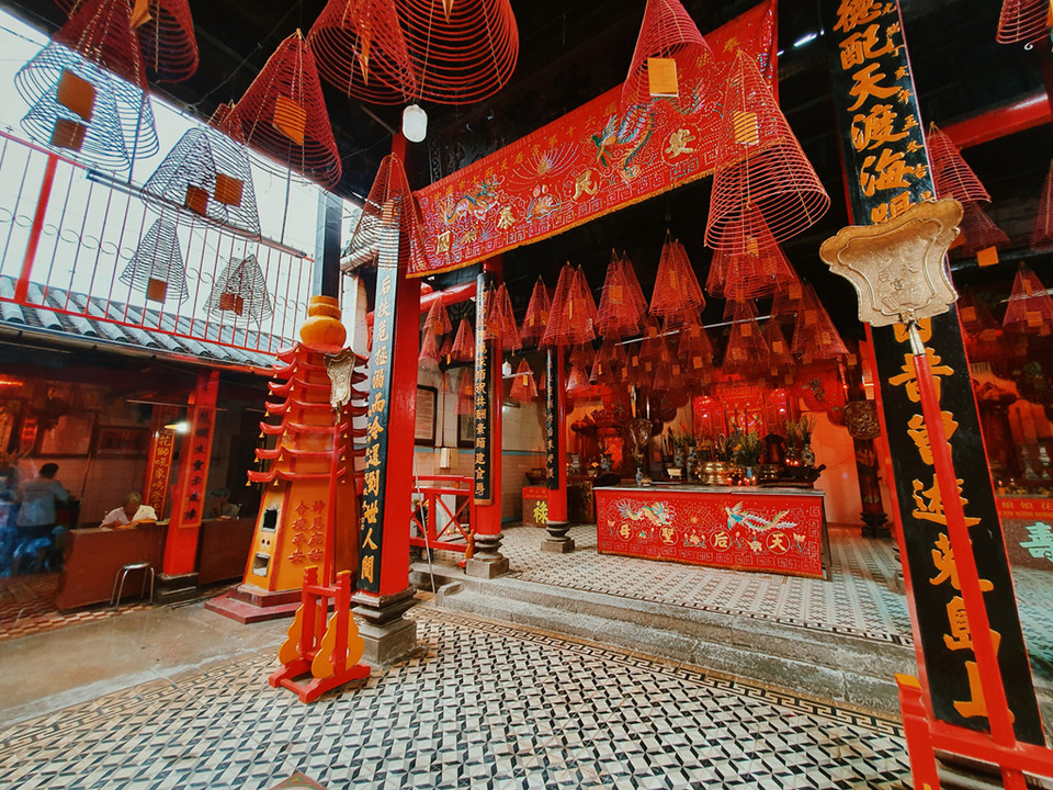 La pagode Ba est également une destination touristique spirituelle que les touristes devraient visiter. Avec son architecture unique construite par des Chinois nés dans le Fujian au XIXe siècle, la pagode attire des visiteurs qui prient pour le bonheur.