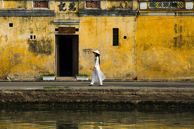 Une femme en ao dai à Hôi An, dans la province de Quang Nam.