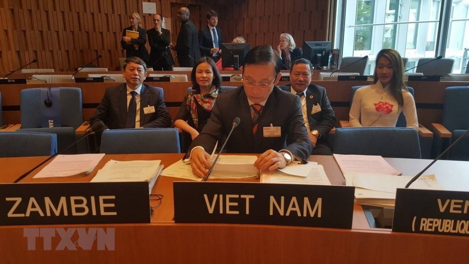 Le vice-ministre des Affaires étrangères Le Hoai Trung à la tête de la délégation vietnamienne participant à la réunion du Conseil des Géoparcs mondiaux de l'UNESCO.