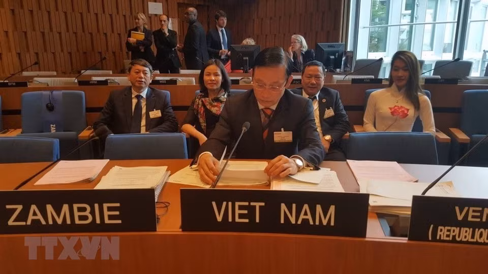 Le vice-ministre des Affaires étrangères Le Hoai Trung à la tête de la délégation vietnamienne participant à la réunion du Conseil des Géoparcs mondiaux de l'UNESCO. 