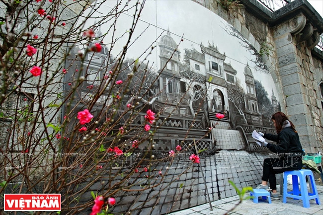Oh Ye Seul, une peintre sud-coréenne qui a réalisé des peintures muralesdans le village de Tam Thanh (province de Quang Nam), est heureuse de venir à Hanoï pour créer de nouvelles œuvres en plein air.
