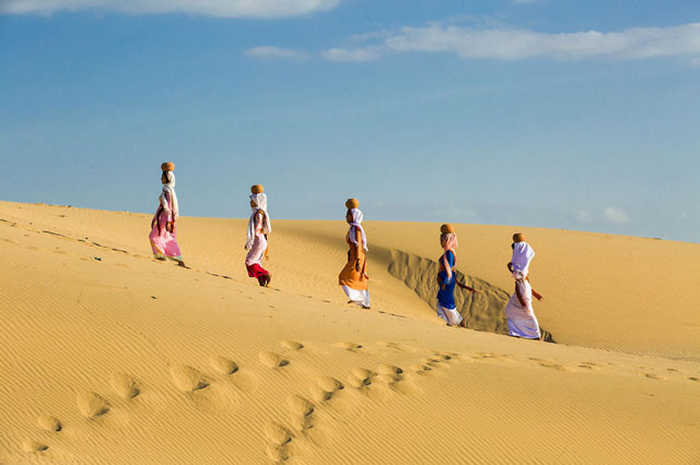 Des femmes dans les dunes de Phan Rang, province de Ninh Thuan.