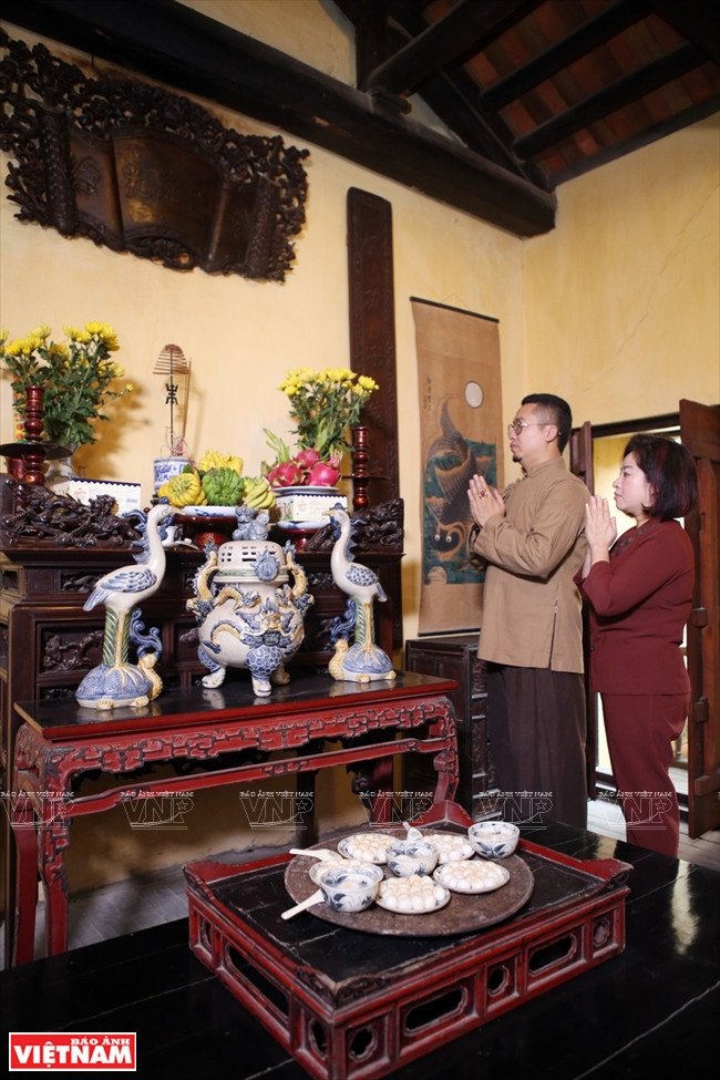 Les «banh trôi» et «banh chay» sont présentés sur l’autel des ancêtres comme offrandes.