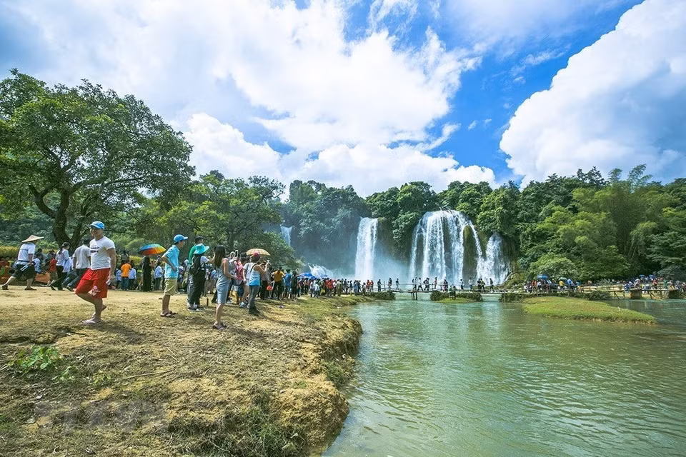 La cascade Ban Gioc compte parmi les cascades les plus spectaculaires du Vietnam et du monde. Ce site touristique, caractéristique de la province de Cao Bang, offre de nombreux potentiels à exploiter et devrait attirer un grand nombre de visiteurs. 