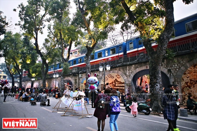 Un espace est ouvert depuis le 2 février pour présenter les 19 fresques des piles du viaduc de la rue Phùng Hung, dans l’arrondissement Hoàn Kiêm, à Hanoï.