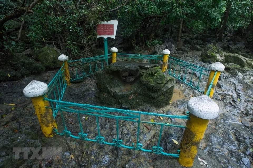 Outre des valeurs culturelles, Cao Bang abrite également des pièces centrales des patrimoines culturels immatériels et matériels du pays, notamment des sites historiques récents comme la grotte de Pac Bo, choisie comme QG révolutionnaire par Nguyen Ai Quoc - le futur Hô Chi Minh – dès son retour au pays en 1941 après 30 années d'exil pour le salut national. 