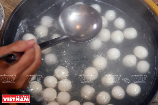 Plonger les boulettes dans l’eau bouillante.