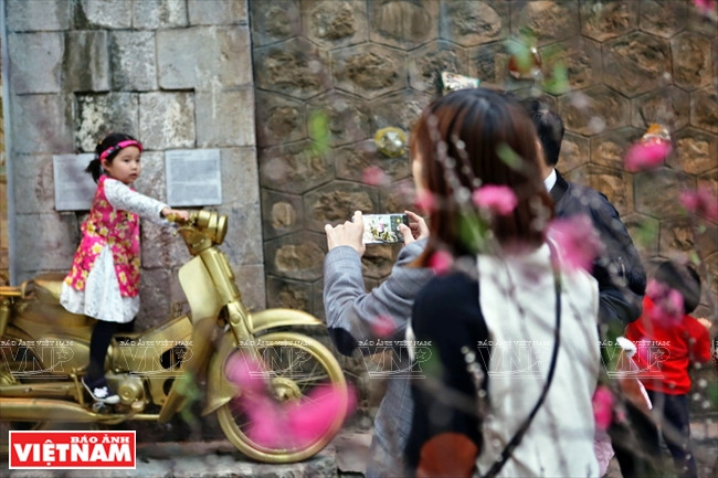 La rue Phùng Hung attire de nombreux touristes vietnamiens et étrangers.