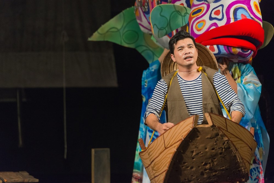 L'histoire est celle d'un vieux pêcheur pauvre vivant dans une petite cabane avec sa femme. Il est tout à fait satisfait de sa vie passive, mais sa femme, pas du tout. 