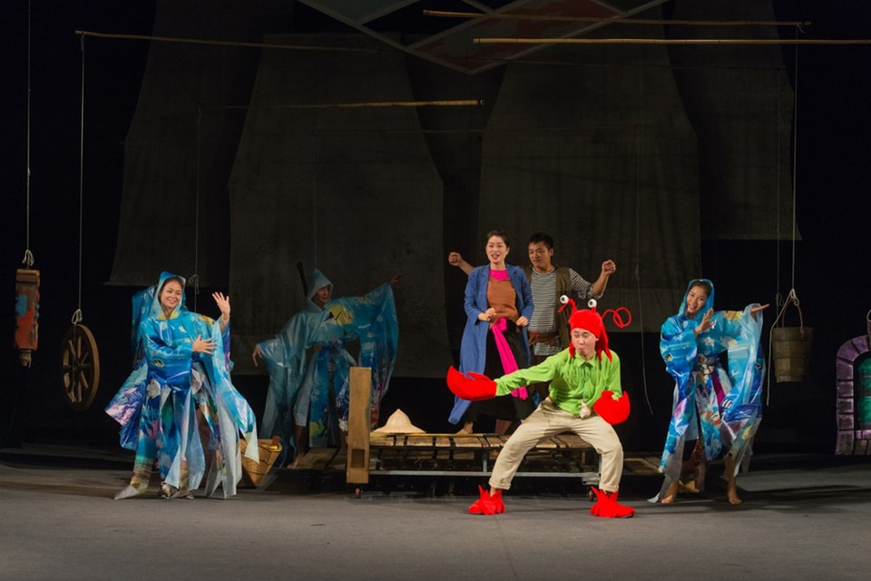 Le vieux finit par rentrer chez lui : à la place du palais, de la tsarine et des serviteurs, il retrouve leur pauvre cabane, sa vieille assise sur le seuil et, devant elle, le baquet à lessive brisé.