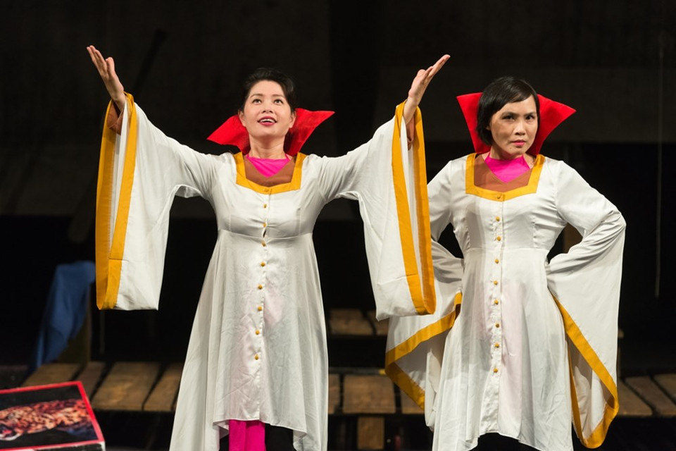  À chaque fois que le vieux, de plus en plus embarrassé, repart à la rencontre du petit poisson, la mer se fait de plus en plus agitée, puis sombre et menaçante. Et cette fois, sa femme veut désormais être souveraine de la mer.