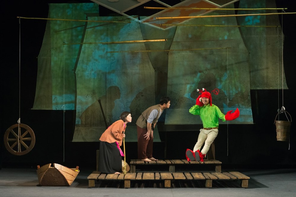  Mais le petit poisson, sans dire un mot, d'un battement de queue, disparaît dans les ondes. 