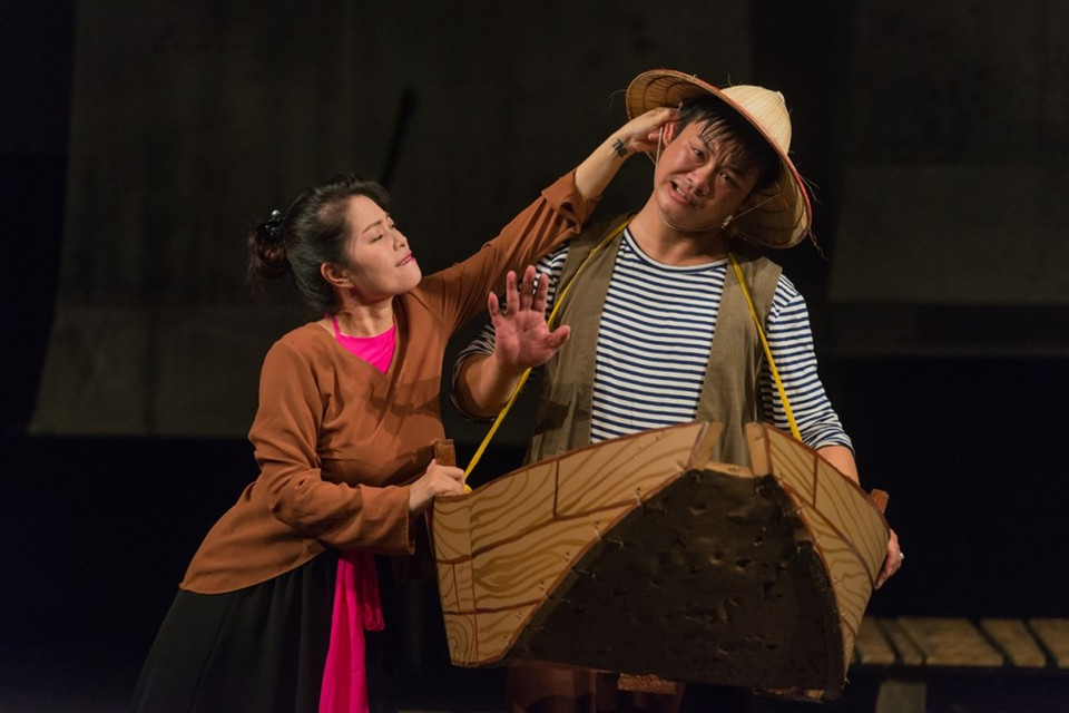 Un jour le vieux ramène dans son filet un petit poisson qui s'adresse à lui d'une voix humaine pour le prier de le rejeter à la mer, lui promettant en échange d'exaucer tous ses voeux. Le vieux le libère sans rien exiger. Rentré chez lui, il raconte l'histoire à sa femme qui le traite d'imbécile et lui dit d'aller demander au poisson un nouveau baquet à lessive en remplacement du leur qui était brisé. 