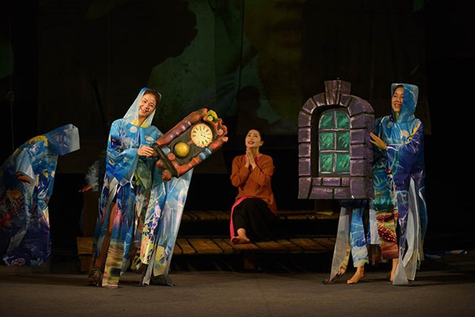 Cette pièce ​a été montée par le metteur en scène allemand Dominik Gunther, avec la coopération de l'Institut Goethe de Hanoi, le Théâtre de la jeunesse de Hanoi et le Théâtre de Dresde.