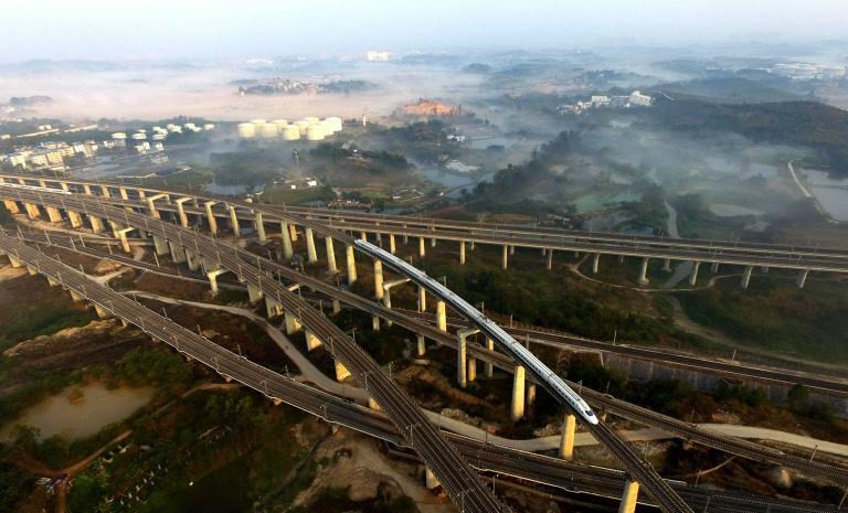 Un train à grande vitesse traverse un pont à Nanning, capitale de la région autonome Zhuang du Guangxi (Chine).