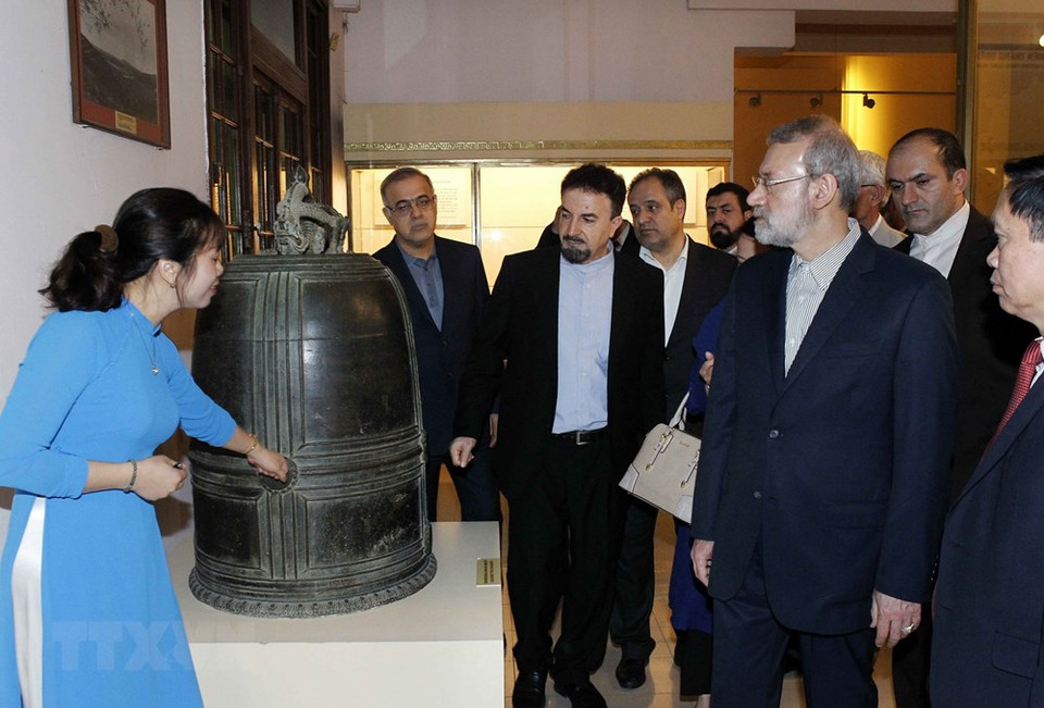 Le président de l'Assemblée consultative islamique d'Iran Ali Ardeshir Larijani se rend au Musée national d'histoire du Vietnam.