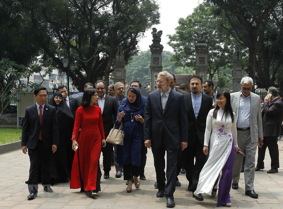 Le président de l'Assemblée consultative islamique d'Iran Ali Ardeshir Larijani visite le Temple de la Littérature (Van Mieu-Quoc Tu Giam), vestige national spécial.