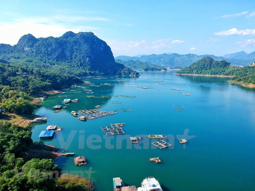 Le lac de Hoà Binh, le plus grand lac-réservoir artificiel du Vietnam avec ses 8.000 ha et ses 9,45 milliards de mètres cubes d’eau, se situe sur la rivière Dà. Le barrage permettant le maintien du niveau du lac se trouve dans la ville de Hoà Binh, province éponyme. Avec ses 47 îles et îlots, le lac de Hoà Binh dispose de beaucoup de sites magnifiques qui attirent de plus en plus de touristes-aventuriers, notamment des jeunes. Les promoteurs du site ciblent les voyageurs du week-end ainsi que ceux qui suivent des circuits culturels et religieux ou apprécient l’écotourisme. Pour les étrangers, des formules de tourisme communautaire, d’aventure et de découverte culturelle seront proposés. Photo: Vietnamplus