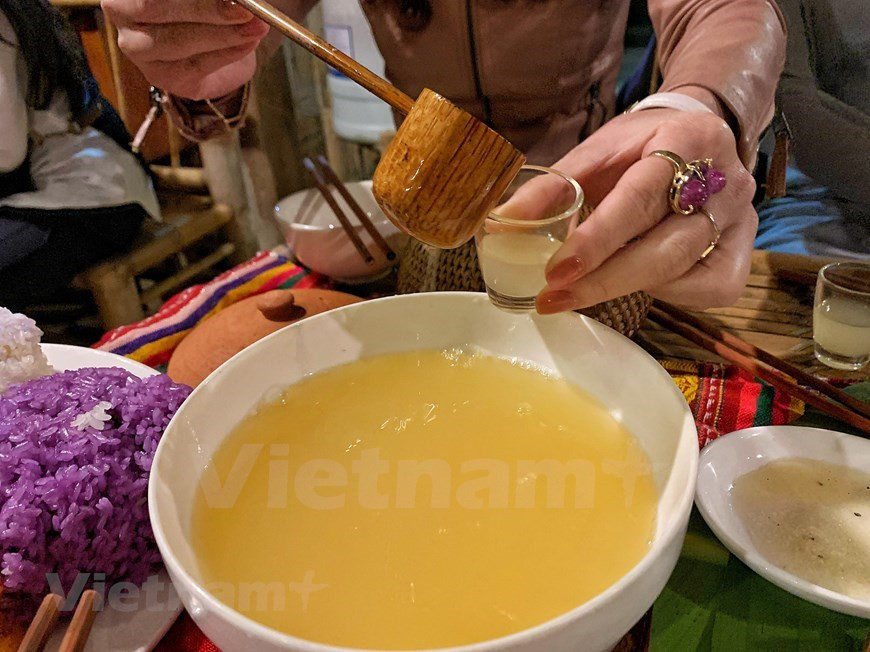 Des plats appétissants sont toujours prêts à servir les convives. Les spécialités régionales comme le fameux ruou cân (alcool de riz conservé dans une jarre, consommé avec des pailles en bambou) et le com lam (riz gluant mis dans un petit tronc de bambou, puis grillé au feu) séduisent également les visiteurs. Le nom de 'ruou can' vient de la raison pour laquelle les Vietnamiens appellent une tige - une petite paille de bambou - pour consommer le vin du pot. Ce type de vin est le plus spécial au Vietnam, même s'il appartient à des groupes minoritaires dans les hautes terres et dans d'autres endroits du Vietnam. Photo: Vietnamplus