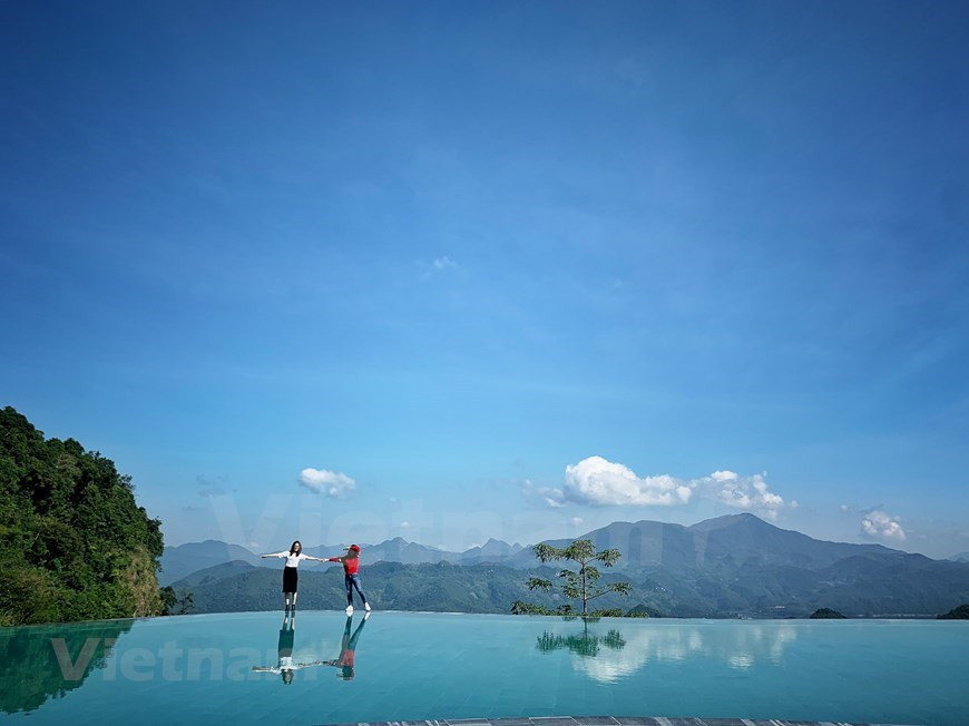 Couvrant 4 hectares de terrain, Bakhan Village Resort dans le district de Mai Chau est situé sur un flanc de montagne qui permet aux visiteurs de profiter des magnifiques paysages de la vallée de Ba Khan et du lac Hoa Binh. En particulier, il dispose d'une piscine qui est devenue une destination préférée de ceux qui aiment les photos originales. Les voyageurs ne devraient pas manquer l'aube lorsque cette zone est recouverte de nuages blancs. Possédant de grandes falaises naturelles et un ruisseau qui coule à travers, Ba Khan Village Resort devient une destination nouvelle et unique à Mai Chau. Photo: VietnamPlus