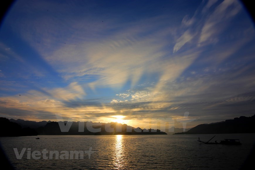 Le Premier ministre a récemment approuvé le plan de construction de la zone touristique nationale du lac Hoà Binh, dans la province de Hoà Binh, d’ici 2035. L'objectif est de concrétiser la planification globale de la zone touristique nationale du lac Hoà Binh d'ici 2030, pour faire de ce lac une destination touristique attrayante avec des produits caractéristiques associés à la culture de l’ethnie Muong et aux écosystèmes lacustres. Cette zone touristique nationale sera située dans la ville de Hoà Binh (commune de Thai Thinh et quatiers de Thai Binh, Phuong Lâm et Tân Thinh) et quatre districts: Da Bac (communes de Dông Ruông, Yên Hoa, Cao Son, Tiên Phong, Vây Nua, Hiên Luong et Toan Son), Cao Phong (communes de Binh Thanh et Thung Nai), Tân Lac (communes de Ngoi Hoà, Phu Vinh et Trung Hoà) et Mai Châu (communes de Tân Dân, Tân Mai, Phuc San, Dông Bang et Ba Khan). Photo: Vietnamplus