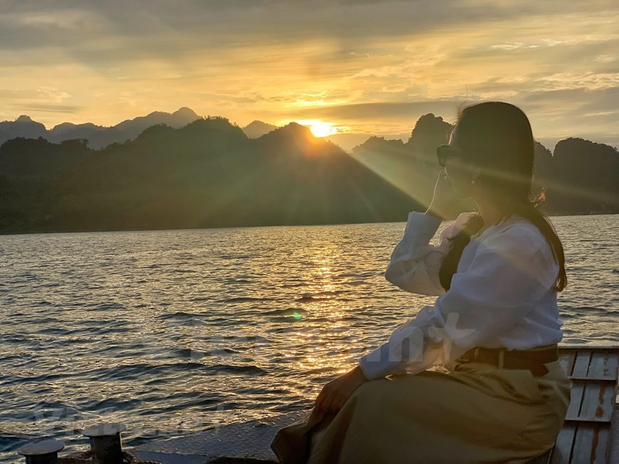 La zone touristique du lac de Hoà Binh est située dans la ville de Hoà Binh et quatre districts: Dà Bac, Cao Phong, Tân Lac et Mai Châu. Sa zone centrale s’étend sur 1.200 ha (non compris le lac). Vers 2030, elle sera le plus grand site touristique de la province de Hoà Binh et l’une des 12 zones touristiques nationales du Nord. La zone touristique du lac de Hoà Binh séduit les touristes de la capitale et d’autres provinces du delta du fleuve Rouge. De fait, elle cible les voyageurs du week-end, ainsi que ceux qui effectuent des circuits culturels et religieux, ou apprécient l’écotourisme. Photo: Vietnamplus