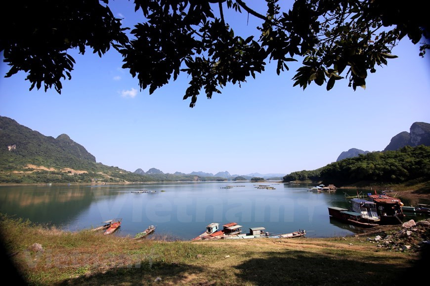 Le village de Da Bia du district de Da Bac abrite de beaux paysages et des résidents accueillants. Depuis 2017, les infrastructures et les installations touristiques de la zone touristique du lac de Hoa Binh ont bénéficié d'investissements considérables. Hoa Binh a également travaillé à étendre la couverture wifi gratuite dans la région pour répondre aux besoins d'information et de communication des agences de voyage et des touristes. Le développement du tourisme rural a contribué à l'amélioration des revenus des riverains. Elle est également considérée comme une solution fondamentale et un moteur pour intensifier durablement la construction d'espaces ruraux d'un nouveau style. Photo: VietnamPlus