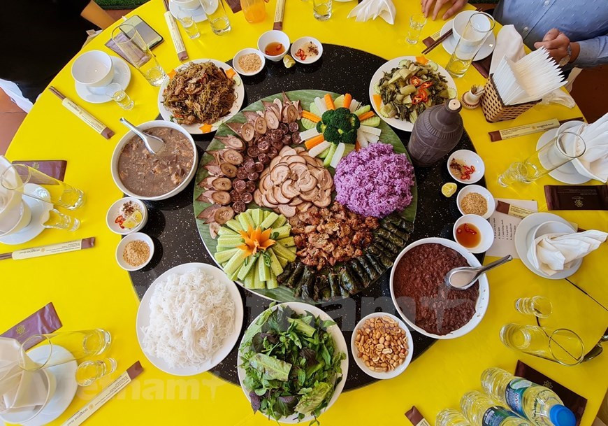 Un repas de spécialités locales est la fin idéale pour un voyage dans la province de Hoa Binh, qui abrite de magnifiques paysages naturels, des forêts primitives, des grottes majestueuses, des lacs et des cascades poétiques, des rizières en terrasses et des cols escarpés, ainsi que la culture unique des groupes ethniques minoritaires locaux. Le potentiel touristique local s'est "éveillé" grâce à ces avantages. Actuellement, la province compte environ 20 hameaux et villages touristiques communautaires. Il existe sept sites touristiques communautaires dans le district de Mai Chau, quatre dans celui Da Bac et trois dans celui de Tan Lac, entre autres. Photo: VietnamPlus