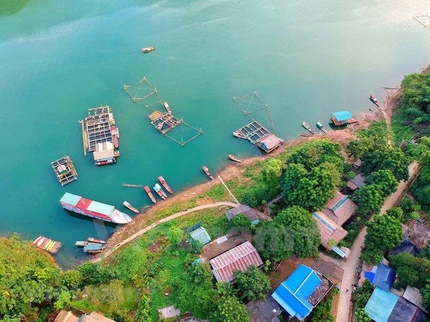 Da Bia est un village riverain qui bénéficie aujourd'hui de conditions relativement favorables aux activités économiques par rapport au passé. Il y a environ cinq à six ans, il était presque inaccessible en raison de la médiocrité des infrastructures routières et les résidents locaux étaient presque isolés du monde extérieur. À l'heure actuelle, des routes en béton ont facilité l'accès des personnes à ce village. Nguyen Van Toan, chef du bureau de la Culture et des Sports du district de Da Bac, a déclaré que le 1er août 2016, le Premier ministre a publié la décision n° 1528/QD-TTg sur un plan directeur sur le développement du lac Hoa Binh en un site touristique national dans la province de Hoa Binh d'ici 2030. Photo: VietnamPlus