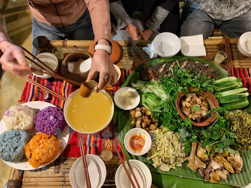 Les plats grillés sont l'une des spécialités de Hoa Binh bien estimées par les touristes, outre le Com Lam, des escargots cuits à l’eau ou grillés avec citronnelle et gingembre, des potages délicieux... Les viandes de porc, poulets et poissons grillés sont des plats incontournables pour les touristes lors de leur voyage à Da Bac. Ils sont enveloppés de feuilles de bananier avec diverses épices à base de plantes. Des chefs locaux sont également bons pour cuisiner des plats de poulet. Ils sélectionnent du poulet avec de la viande molle et se mélangent avec diverses épices pour que la nourriture soit épicée, amère et aigre. Photo: Vietnamplus